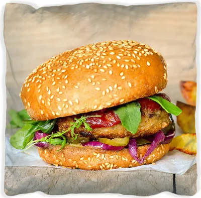 Produktbild von Wallario Premium Kissen, weiche Oberfläche, mit Motiv Burger mit frischem Salat und Pommes, Größe: 40 x 40 cm, mit weißer Rückseite