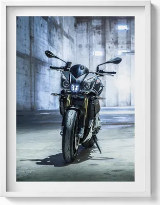 Produktbild von Motorrad in einer betonierten Gasse– Wandbild mit Rahmen – Gerahmtes Bild  – Wanddekoration – 60x80 cm –  Weiß Rahmen
