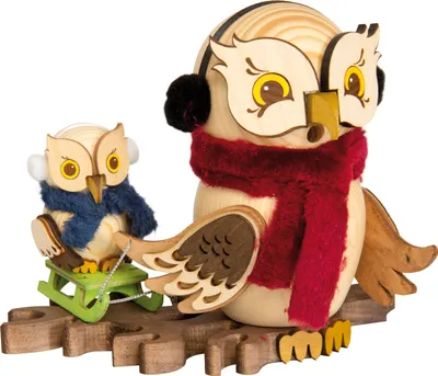 Produktbild von Drechslerei Kuhnert - Räucherfigur Eule Schlittenfahrt mit Kind - Größe ca. 15cm - 37236