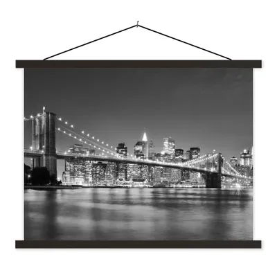 Produktbild von MuchoWow® Textilposter New York - Brücke - Brooklyn - Schwarz und weiß - Architektur 150x113 cm mit holzfarbenen Rahmen - Poster