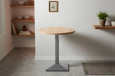Produktbild von Bistrotisch Joan | 60 x 60 cm | Holz | Farbe: Eiche | Rund | silbernes eckiges Säulengestell aus Metall | Säulentisch/Esstisch für Küche, Café & Essbereich