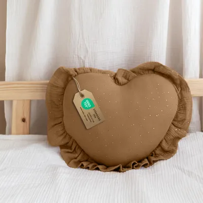 Image de Coussin décoratif cœur marron à volants, avec application dorée - mousseline