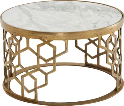 Runder Couchtisch mit weißer Marmorplatte und goldfarbenem Metallgestell mit geometrischen Hexagon-Mustern in Gesamtansicht.