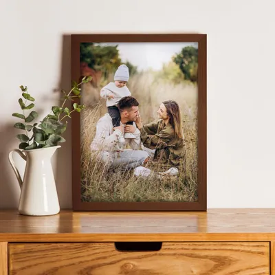 Produktbild von MG Design 5er Set Bilderrahmen 40 x 50 cm - Posterrahmen mit Braun Echtholzrahmen und bruchsicherem Acrylglas, Hoch & Quer mit stabiler Wandaufhängung
