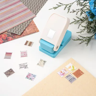 Produktbild von Mini-Stempelstanzer - Motiv Briefmarke - Papierstanzer für Scrapbooking und Kartenherstellung - 1,7 x 1,4 cm