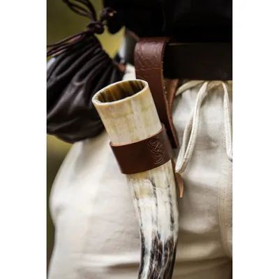 Produktbild von Hornhalter aus Leder mit keltischer Prägung Braun