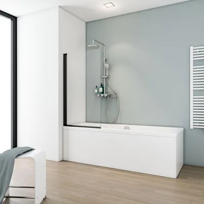 Klarer Badewannenaufsatz auf einer Badewanne mit einem Duschsystem.
