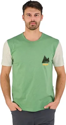 Mann trägt ein grünes T-Shirt Highball IV von Edelrid mit einem grafischen Design auf der Brust.