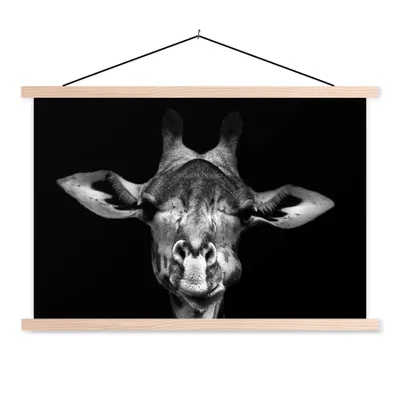 Produktbild von MuchoWow® Textilposter Giraffe - Porträt - Tiere - Schwarz - Weiß 60x40 cm mit holzfarbenen Rahmen - Bilder