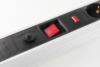 Image de S/CONN maximum connectivity bloc multiprise alu 6x avec protection contre les surcharges et les surtensions (09-20565)
