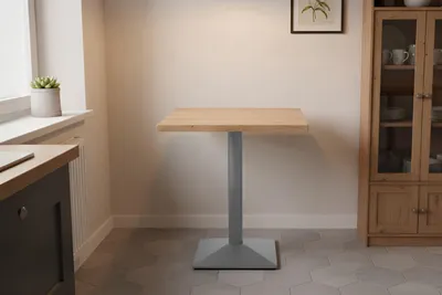 Produktbild von Bistrotisch Joan | 80 x 80 cm eckig | Holz | Farbe: Eiche | Baumkante | silbernes eckiges Säulengestell aus Metall | Säulentisch/Esstisch für Küche, Café & Essbereich