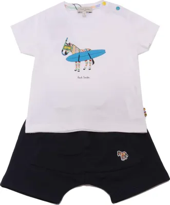 Productafbeelding van 1716AD complete baby jongensset van het merk PAUL SMITH. Bestaat uit een T-shirt en korte broek, gemaakt van katoen. Geschikt voor kinderen