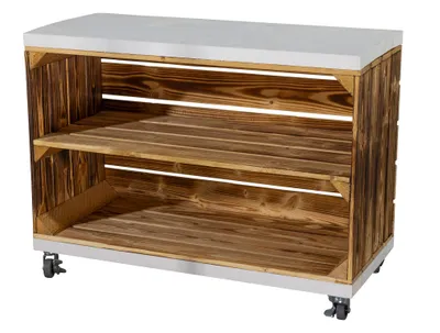 Produktbild von Regal aus einer breiten geflammten Kiste mit Zwischenbrett und Bohlenbrett in Weiß, auf Rollen 51x68x31cm Obstkisten Weinkisten