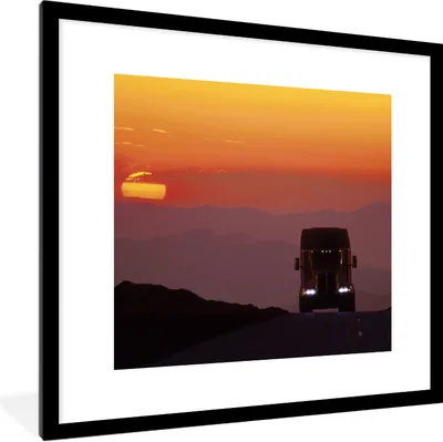 Produktbild von MuchoWow® Gerahmtes Poster Lkw - Sonnenuntergang - Auto 40x40 cm - Poster mit Schwarzem Bilderrahmen Wandposter Rahmen Foto Bilder - Poster - Plakat im Rahmen