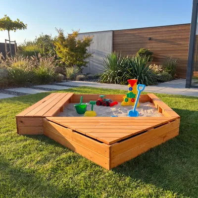 Produktbild von Sandkasten Multi 140x140x21 cm - inkl. Sitzbox + Bugbox Kiefer honigbraun