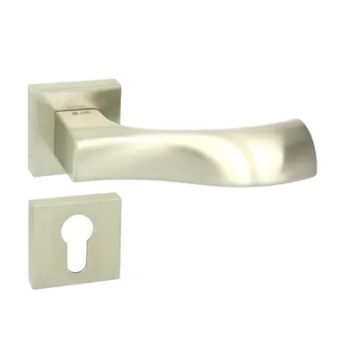 Produktbild von DOMINO Türgriff Drückergarnitur PZ - Profilzylinder Set | quadratische Rosette| Türklinke für Zimmertür, Bürotür, Kellertür & Innentür| Türbeschläge aus Znal| Nickel |LIVA QR M9