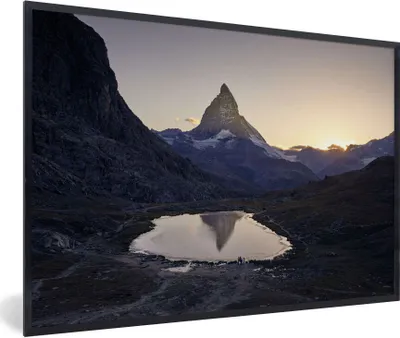 Produktbild von MuchoWow® Gerahmtes Poster Das Matterhorn und der Riffelsee bei Sonnenaufgang in der Schweiz 30x20 cm - Poster mit Schwarzem Bilderrahmen Wandposter Rahmen Foto Bilder - Kunstdruck - Bild-Poster
