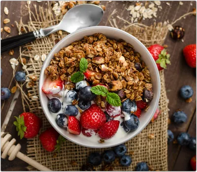 Produktbild von Spritzschutz Herdabdeckplatte Schneidebrett aus Glas Müsli mit Beeren 1-Teilig (60x52cm)