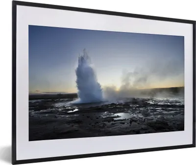 Produktbild von MuchoWow® MuchoWow® Gerahmtes Poster Ein nebliger Blick auf den Geysir in Island 60x40 cm - Poster mit zchwarzem Bilderrahmen - Schlafzimmer - Plakat in Rahmen - Drucken