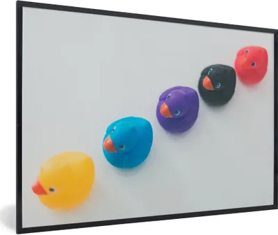 Produktbild von MuchoWow® Gerahmtes Poster Gummi-Enten - Weiß 90x60 cm - Poster mit Schwarzem Bilderrahmen Wandposter Rahmen Foto Bilder - Fotorahmen - Foto-Plakat