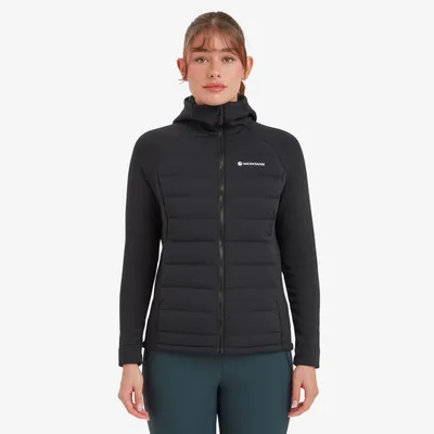 Dame trägt einen schwarzen Composite Hoodie von Montane; mit Reißverschluss und Stehkragen; ideal für Outdoor-Aktivitäten.
