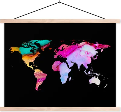 Produktbild von MuchoWow® Textilposter Weltkarte - Regenbogen - Schwarz 150x113 cm mit holzfarbenen Rahmen - Poster