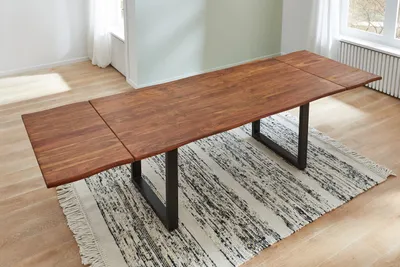 Produktbild von Baumkantentisch 180 (280) x 90 cm Norino, Akazienholz massiv & nougatfarben lackiert, Esszimmertisch inkl. 2 Ansteckplatten, echte Baumkante, Esstisch mit U-Metallgestell in Schwarz