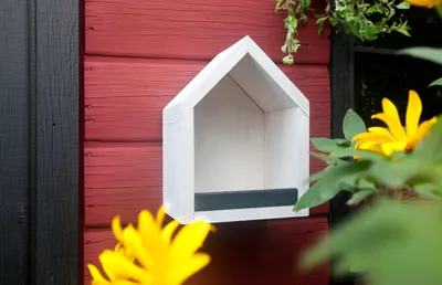 Produktbild von Futterhaus für Vögel aus Kiefernholz, lasiert und wetterbeständig, 16x13x22 cm