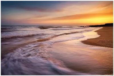 Produktbild von Wallario Premium Glasbild, freischwebende Optik, kräftige Farben, Größe 90 x 60 cm Motiv Sonnenuntergang am Strand - Abendspaziergang