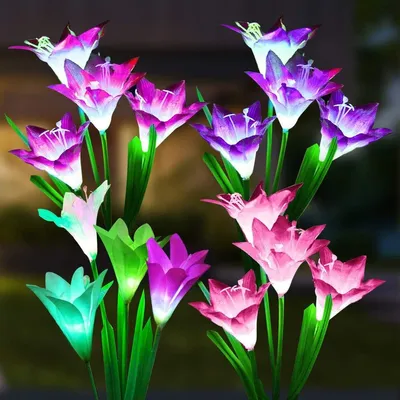 Immagine prodotto di SOLARBABY: Lampade solari per esterni, ideali per il giardino. Set di 4 luci solari per decorare il giardino, con fiori di giglio a LED che cambiano colore. Lampade solari impermeabili (IP65) per giardino, prato, cortile e aree esterne