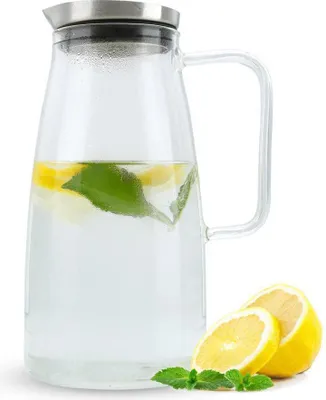 Produktbild von Intirilife Karaffe in KLAR – 1,2l Krug aus Borosilikatglas mit Henkel und Deckel hitzebeständig geeignet für heiße und kalte Getränke, Tee, Kaffee, Wasser uvm.