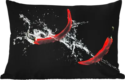 Produktbild von MuchoWow® Outdoor Kissen - Chilischote - Stilleben - Wasser - Schwarz - Rot - 50x30 cm - Wetterfest - Lounge Kissen - Sofa kissen - Wohnzimmer Dekoration