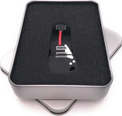 Produktbild von Onwomania Gitarre Musikinstrument Elektrogitarre schwarz rot USB Stick in Alu Geschenkbox 16 GB USB 3.0