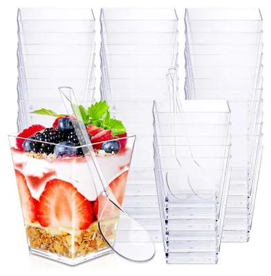 Produktbild von 50 Stück Dessertgläser aus Kunststoff 160 ml mit 50 Löffeln, wiederverwendbare Dessertbecher, quadratische Dessertschalen aus Plastik, Desserttassen für Mousse, Pudding, Eiscreme und Desserts bei Partys und Picknicks