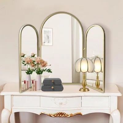 Produktbild von Dreiarmige Kosmetikspiegel - Verstellbare Wandspiegel - Kosmetik auftragen - Bogenform - 76 x 94 cm - Champagner Gold