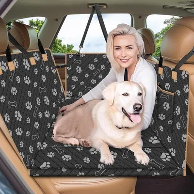 Productafbeelding van Universele bescherming voor de achterbank van auto's en SUV's, zwart, met een deken voor de hond, een stevig houten plateau en veiligheidsgordels. Antislip en waterdicht.