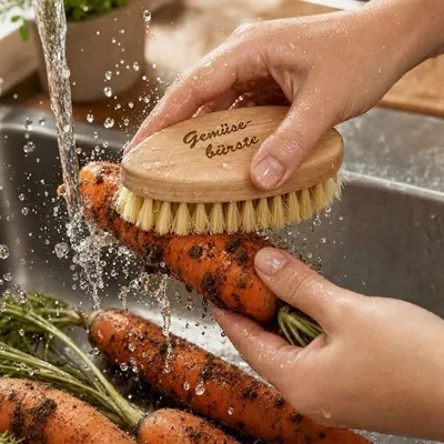 Produktbild von Gemüsebürste aus Holz mit Naturborsten – Nachhaltige Kartoffelbürste aus Buchenholz – Ökologische Holzbürste zum Waschen von Gemüse und Obst – Robust und langlebig, hergestellt in Deutschland