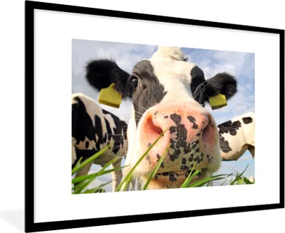 Produktbild von MuchoWow® Gerahmtes Poster Kuh - Bauernhof - Gras - Tiere 90x60 cm - Poster mit Schwarzem Bilderrahmen Wandposter Rahmen Foto Bilder - Wanddekoration - Fotos