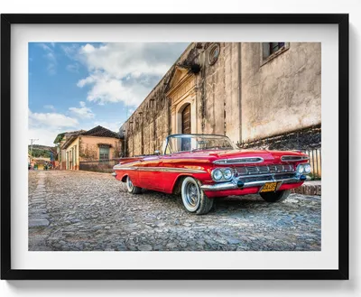 Produktbild von Rotes altes Auto im kolumbianischen Viertel– Wandbild mit Rahmen – Gerahmtes Bild  – Wanddekoration – 80x60 cm –  Schwarz Rahmen