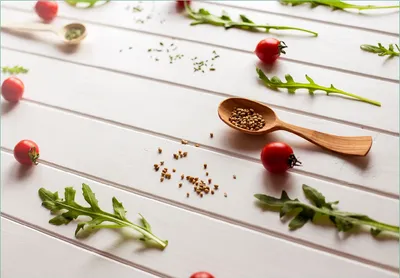 Produktbild von Wallario Fototapete Vliestapete, seidenmatte Oberfläche, einfache Verarbeitung, Größe 200 x 140 cm, Motiv Küche  Ruccola, Tomaten und Gewürze