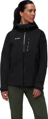 Dame trägt die schwarze Alto Guide HS Hooded Jacket von Mammut; mit einem Reißverschluss und Kapuze; in einer neutralen Pose.