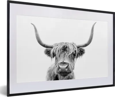 Produktbild von MuchoWow® Gerahmtes Poster Schottischer Highlander - Stier - Schwarz - Weiß 60x40 cm - Poster mit Schwarzem Bilderrahmen Wandposter Rahmen Foto Bilder - Schlafzimmer - Plakat in Rahmen - Drucken