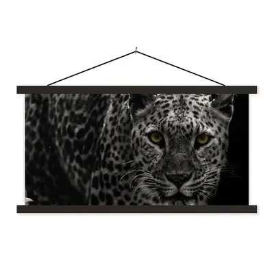 Produktbild von MuchoWow® Textilposter Leopard - Schwarz - Weiß 90x45 cm mit schwarzem Rahmen - Klemmleisten