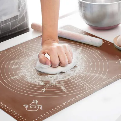 Produktbild von Silikon-Backmatte, extra dick, groß, rutschfest und mit Messmarkierungen, für Teig, Kuchenböden, Ausrollmatten, Antihaftbeschichtung und rutschfest (braun, 50×40 cm)