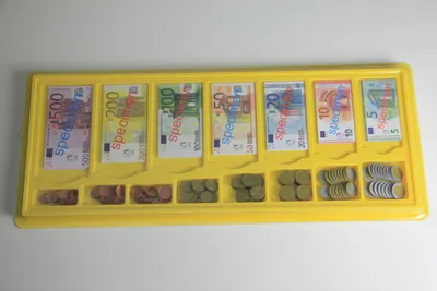 Image de Caisse à billets (130 billets + 160 pièces) : Argent de jeu, argent comptable