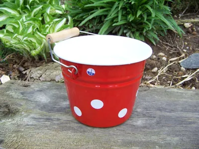 Immagine prodotto di Secchio smaltato rosso a pois bianchi