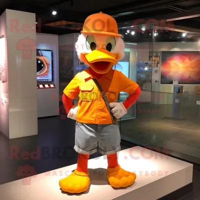 Produktbild von Orange REDBROKOLY Duck Maskottchen kostüm gekleidet mit einem Henley-T-Shirt und Stirnbändern