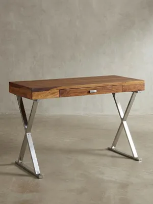 Eleganter Bürotisch aus massivem Sheeshamholz mit verchromten X-Beinen, Frontansicht mit geschlossener Schublade, freigestellt auf weißem Grund._#sku_BARWL6.539#