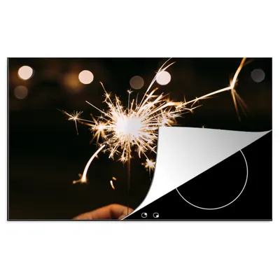 Obrázok produktu pre MuchoWow® Krycia doska sporáka - Indukčná ochrana - 81x52cm Ruka držiaca detskú zábavnú pyrotechniku - Kryt na sporák z vinylu - Zväčšuje pracovnú
