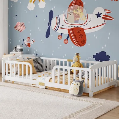 Produktbild von Bodenbett 90 x 200 cm aus Kiefernholz mit umlaufendem Sicherheitsgeländer, mittigem Zugang und abgerundeten Kanten, Weiß